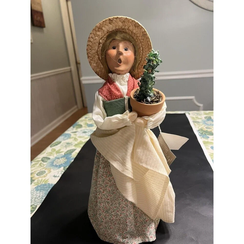 Byers Choice Carolers Williamsburg Colonial Woman Lady Topiary 2004 ~ 13” Tall
